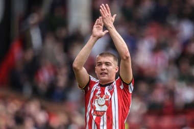 Sheffield United takımından Alfie Gilchrist, 3 Mayıs 2025 'te Bramall Lane, Sheffield, İngiltere' de Sheffield United ve Blackburn Rovers maçında takım arkadaşlarını alkışlıyor.