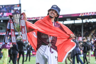 Burnley 'li Hannibal Mejbri, 3 Mayıs 2025' te Burnley 'nin Millwall' a karşı oynadığı Turf Moor, Burnley 'deki Gökyüzü İddia Şampiyonası maçından sonra ikincilik kupasını elinde tutuyor.