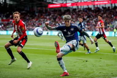 Manchester United takımından Alejandro Garnacho, Premier League maçında Brentford Manchester United 'a karşı Gtech Community Stadyumu' nda 4 Mayıs 2025 'te topu temizledi.