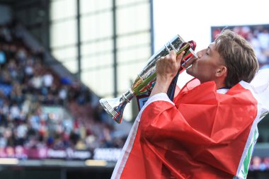 Burnley 'den Oliver Sonne, 3 Mayıs 2025' te Burnley, Burnley, İngiltere 'deki Turf Moor' da oynanan Gökyüzü İddia Şampiyonası maçından sonra ikincilik ödülünü elinde tutuyor.