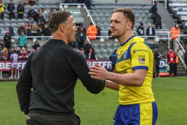 Warrington Wolves 'un Sam Burgess baş antrenörü ve Warrington Wolves' un Ben Currie 'si Betfred Magic Weekend 2025' te Wigan Warriors 'a karşı Warrington Wolves maçı.