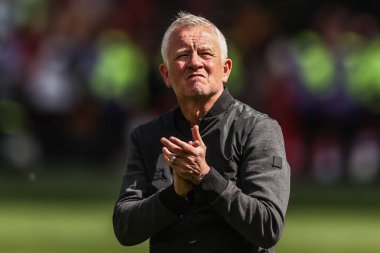 Sheffield United 'ın Chris Wilder teknik direktörü, 3 Mayıs 2025' te Bramall Lane, Sheffield, İngiltere 'de oynanan Sky Bet Şampiyonası maçından sonra taraftarları alkışlıyor.