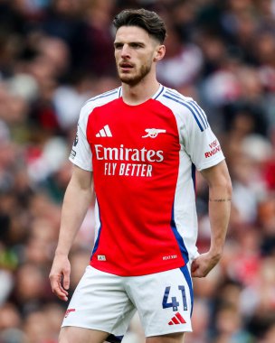 Arsenal 'den Declan Rice, 3 Mayıs 2025' te Birleşik Krallık 'taki Emirates Stadyumu' nda oynanan Premier League maçında Arsenal ve Bournemouth maçını izliyor.