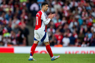 Arsenal 'den Gabriel Martinelli, 3 Mayıs 2025' te Londra 'daki Emirates Stadyumu' nda oynanan Premier League karşılaşmasında taraftarları kabul ediyor.