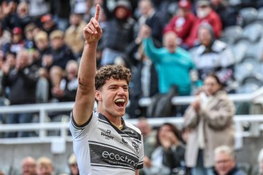 Hull FC 'den Lewis Martin, Betfred Magic Weekend 2025 maçında Huddersfield Giants vs Hull FC' ye karşı St. James 's Park, Newcastle, İngiltere' de 4 Mayıs 2025 'te yaptığı maçı kutluyor.