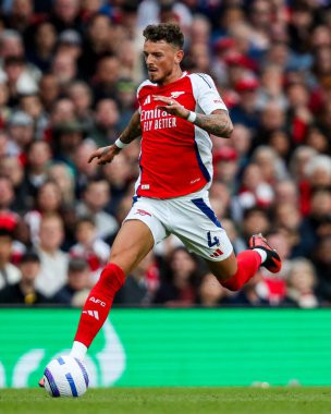 Arsenal 'den Ben White, 3 Mayıs 2025' te Birleşik Krallık, Londra 'daki Emirates Stadyumu' nda oynanan Premier League maçında topu aldı.