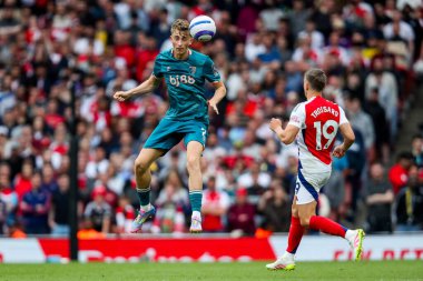 AFC Bournemouth 'dan Dean Huijsen, 3 Mayıs 2025' te Emirates Stadyumu 'nda oynanan Premier League maçında Arsenal ve Bournemouth maçında topa liderlik ediyor.