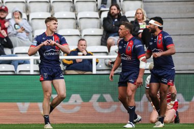 Hull KR 'dan Noah Booth, Betfred Magic Weekend 2025 karşılaşmasında Hull KR, Salford Red Devils' e karşı 3 Mayıs 202 'de St. James' s Park, Newcastle 'da yaptığı maçı kutluyor.