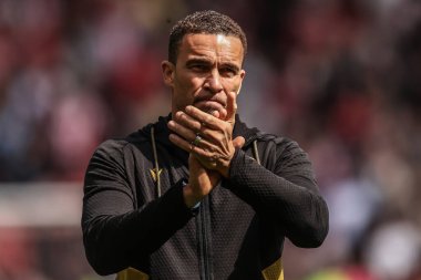 Blackburn Rovers 'ın Valrien Ismal teknik direktörü, 3 Mayıs 2025' te Bramall Lane, Sheffield, İngiltere 'de oynanan Sky Bet Şampiyonası maçından sonra taraftarları alkışlıyor.