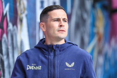 Burnley 'den Josh Cullen, 3 Mayıs 2025' te Burnley - Millwall Turf Moor, Burnley, İngiltere karşılaşmasında Sky Bet Şampiyonası öncesinde sahaya çıktı.