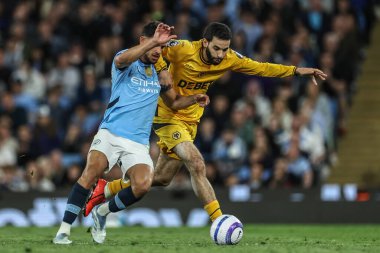 Manchester City 'den Matheus Nunes ve Wolverhampton Wanderers takımından Rayan At-Nouri Premier League maçında Manchester City ile Wolverhampton Wanderers arasında 2 Mayıs 2025' te Etihad Stadyumu 'nda oynanan karşılaşmada top için mücadele ettiler.