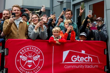Taraftarlar Premier Lig karşılaşmasından önce Londra 'daki Gtech Community Stadyumu' nda Brentford-Manchester United karşılaşmasını bekliyorlar.