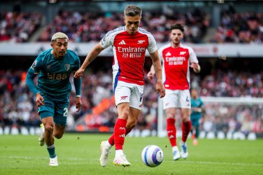 Arsenal 'den Leandro Trossard, 3 Mayıs 2025' te Emirates Stadyumu 'nda oynanan Premier League maçında topu bırakıyor.