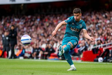 AFC Bournemouth takımından Milos Kerkez, İngiltere 'nin başkenti Emirates Stadyumu' nda oynanan Premier League maçında topu çaprazlıyor.