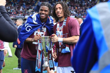 Burnley 'den Enock Agyei ve Burnley' den Luca Koleosho, 3 Mayıs 2025 'te Burnley-Millwall Turf Moor, Burnley, Birleşik Krallık' ta oynanan Gökyüzü İddia Şampiyonası karşılaşması sonrasında ikincilik kupasını aldılar.