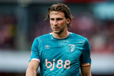 AFC Bournemouth takımından Illia Zabarnyi, 3 Mayıs 2025 tarihinde Emirates Stadyumu 'nda oynanan Premier League maçında Arsenal ve Bournemouth maçını izliyor.