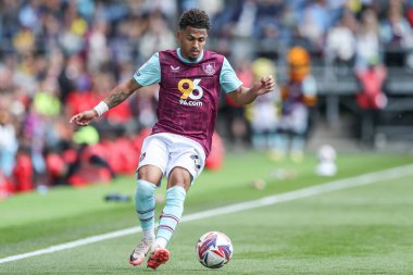 Burnley 'den Marcus Edwards, 3 Mayıs 2025' te Burnley, Burnley, İngiltere 'deki Turf Moor' da oynanan Gökyüzü İddia Şampiyonası maçında topu ayaklarının dibine aldı.