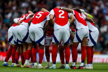 Arsenal, 3 Mayıs 2025 'te Birleşik Krallık, Londra' daki Emirates Stadyumu 'nda oynanan Premier League karşılaşması öncesinde bir araya geldi.