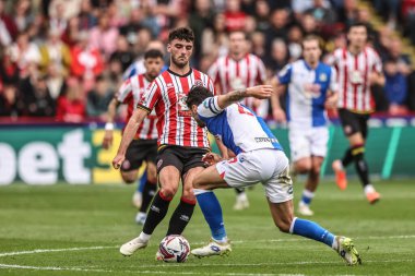Sheffield United takımından Thomas Cannon, 3 Mayıs 2025 'te Sheffield Lane, Sheffield, Birleşik Krallık' ta oynanan Sky Bet Şampiyonası karşılaşmasında Blackburn Rovers takımından Lewis Travis ile karşı karşıya geldi.