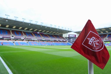 Burnley köşe bayrağı Sky Bet Şampiyonası 'nın önünde Burnley, Millwall' a karşı Turf Moor, Burnley, İngiltere, 3 Mayıs 2025