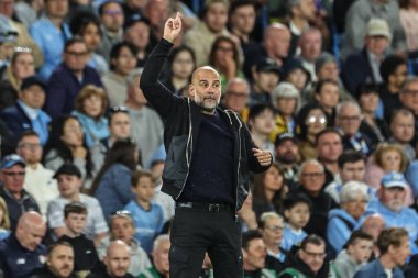 Manchester City 'nin Pep Guardiola teknik direktörü 2 Mayıs 2025 tarihinde Etihad Stadyumu' nda Manchester City ile Wolverhampton Wanderers arasındaki Premier League maçında takım talimatlarını verir.