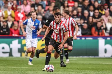Sheffield United takımından Thomas Cannon, 3 Mayıs 2025 'te Sheffield Lane, İngiltere' de oynanan ve Sheffield United 'ın Blackburn Rovers' a karşı oynadığı maçta topu düşürüyor.