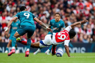 Arsenal takımından Myles Lewis-Skelly, 3 Mayıs 2025 tarihinde İngiltere 'nin başkenti Londra' daki Emirates Stadyumu 'nda oynanan Premier League maçında Evanilson' a meydan okudu.