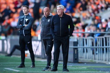 3 Mayıs 2025 'te Blackpool, Blackpool' da Blackpool Bristol Rovers maçında Blackpool 'un yöneticisi Steve Bruce' a karşı.