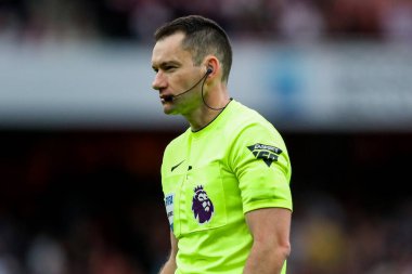 Hakem Jarred Gillett, 3 Mayıs 2025 'te Birleşik Krallık' taki Emirates Stadyumu 'nda oynanan Premier League maçında Arsenal ve Bournemouth maçına bakıyor.