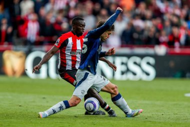 Brentford 'dan Michael Kayode Premier League karşılaşmasında Manchester United takımından Matthijs de Ligt ile Londra' daki Gtech Community Stadyumu 'nda 4 Mayıs 2025' te oynanan karşılaşmada top için mücadele etti.