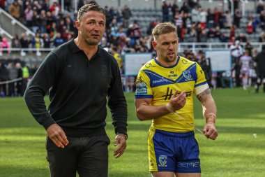 Warrington Wolves 'un baş antrenörü Sam Burgess ve Warrington Wolves' un Matt Dufty 'si Betfred Magic Weekend 2025 maçı sonrasında St. James' s Park, Newcastle, İngiltere 'de Wigan Warriors' a karşı Warrington Wolves maçı, 4 Mayıs 202