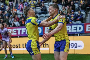 Warrington Wolves 'dan Jake Thewlis, Betfred Magic Weekend 2025 Wigan Warriors vs Warrington Wolves maçında 4 Mayıs 2025' te St.James 's Park, Newcastle' da denemesini kutluyor.