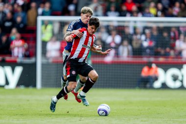 Manchester United takımından Alejandro Garnacho, Brentford 'lu Christian Norgaard ile birlikte Premier League maçında Brentford Manchester United' a karşı Gtech Community Stadyumu 'nda 4 Mayıs 2025 tarihinde mücadele etti.