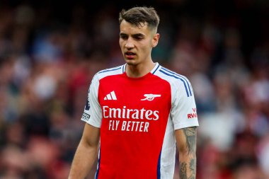 Arsenal 'den Jakub Kiwior, 3 Mayıs 2025' te Emirates Stadyumu 'nda oynanan Premier League karşılaşmasında üzgün görünüyor.
