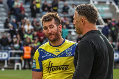 Warrington Wolves 'dan Stefan Ratchford ve Warrington Wolves' un baş antrenörü Sam Burgess, Betfred Magic Weekend 2025 maçı sonrasında Wigan Warriors 'a karşı Warrington Wolves, St. James' s Park, Newcastle, İngiltere, 4 Mayıs 2025
