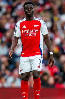 Arsenal 'den Bukayo Saka, 3 Mayıs 2025' te Birleşik Krallık 'taki Emirates Stadyumu' nda oynanan Premier League maçında Arsenal ve Bournemouth maçına bakıyor.
