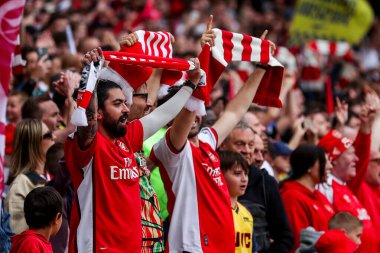 Arsenal taraftarları, 3 Mayıs 2025 'te Birleşik Krallık, Londra' daki Emirates Stadyumu 'nda oynanan Premier League maçından önce Kuzey Londra' yı söylüyor.