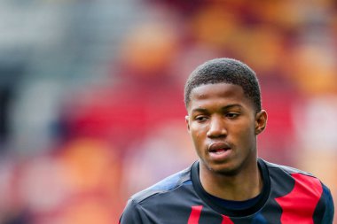 Manchester United takımından Chido Obi-Martin, 4 Mayıs 2025 'te Londra' daki Gtech Community Stadyumu 'nda oynanan Premier League karşılaşması öncesinde ısınıyor.