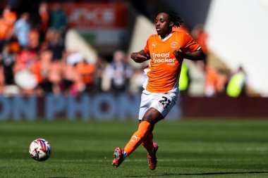 Blackpool 'dan Niall Ennis, 3 Mayıs 2025' te Bloomfield Road, Blackpool 'da oynanan Blackpool-Bristol Rover maçında pas verdi.