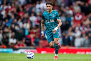 AFC Bournemouth takımından Evanilson, 3 Mayıs 2025 'te Emirates Stadyumu' nda oynanan Premier League maçında topu bırakıyor.