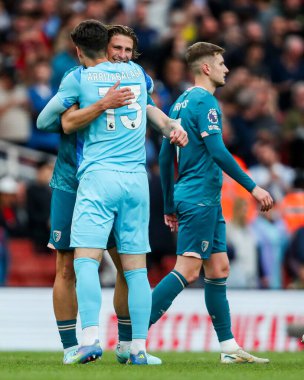 AFC Bournemouth takımlarından Kepa ve Illia Zabarnyi, 3 Mayıs 2025 'te Emirates Stadyumu' nda oynanan Premier League karşılaşması Arsenal-Bournemouth maçının ardından kazanılan zaferi kutluyorlar.