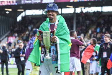Burnley 'li Lucas Pires, 3 Mayıs 2025' te Burnley, Burnley, İngiltere 'deki Turf Moor' da oynanan Gökyüzü İddia Şampiyonası maçından sonra ikincilik ödülünü elinde tutuyor.