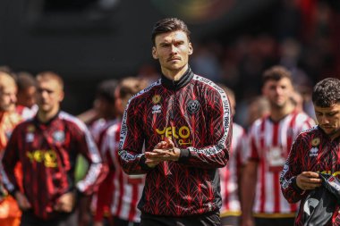 Sheffield United 'dan Kieffer Moore, 3 Mayıs 2025' te Bramall Lane, Sheffield, İngiltere 'de oynanan Sky Bet Şampiyonası maçından sonra taraftarları alkışlıyor.