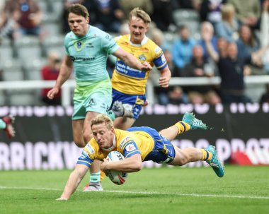 Leeds Rhinos 'tan Lachlan Miller, Betfred Magic Weekend 2025 maçında St. Helens - Leeds Rhinos maçına gidiyor. 3 Mayıs 2025, St. James' s Park, Newcastle, İngiltere