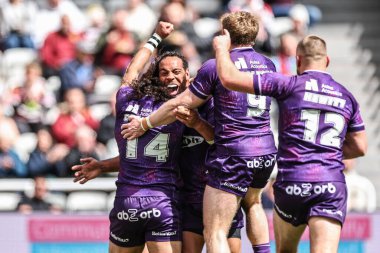 Huddersfield Giants 'dan Leroy Cudjoe, 4 Mayıs 2025' te İngiltere 'nin Newcastle kentindeki St. James' s Park 'ta oynanan Betfred Magic Weekend 2025 maçında şansını kutluyor.