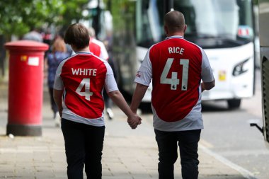 Taraftarlar, 3 Mayıs 2025 'te Birleşik Krallık' taki Emirates Stadyumu 'nda oynanan Premier League karşılaşması öncesinde Emirates Stadyumu' na geldiler.