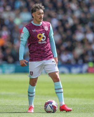 Burnley 'den Connor Roberts 3 Mayıs 2025' te Burnley, Burnley 'e karşı oynadığı Gökyüzü İddia Şampiyonası maçında topu ayaklarının dibine aldı.