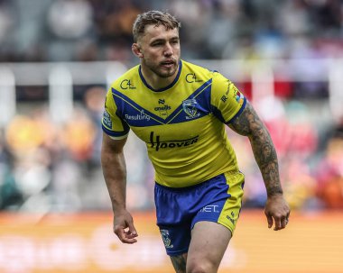 Warrington Wolves 'dan Sam Powell Betfred Magic Weekend 2025 maçında Wigan Warriors, Warrington Wolves' a karşı St. James 's Park, Newcastle, 4 Mayıs 2025