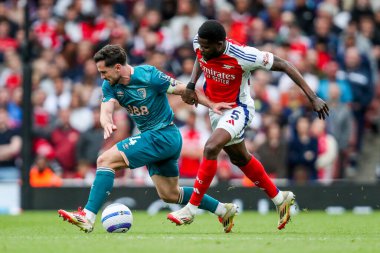 AFC Bournemouth 'dan Lewis Cook, 3 Mayıs 2025' te Londra, Emirates Stadyumu 'nda oynanan Premier League maçında Arsenal ve Bournemouth maçında Arsenal' in baskısı altında.