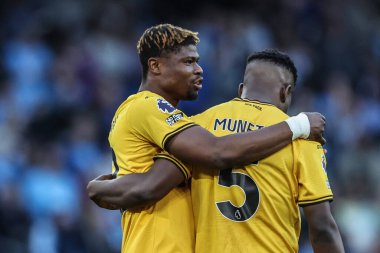 Wolverhampton Wanderers 'dan Emmanuel Agbadou ve Wolverhampton Wanderers' dan Marshall Munetsi Premier League maçı sırasında Etihad Stadyumu 'nda Wolverhampton Wanderers' a karşı, 2 Mayıs 2025